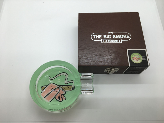 Posacenere in cristallo con decoro progettato da P. Argent nel 2002, Edizione Limitata, della linea "The Big Smoke" di Ritzenhoff. Custodito in una scatola di legno con cerniere e chiusura in metallo Dimensioni: diametro 95 mm. altezza 35 mm. In negozio e online su tuttochic.live