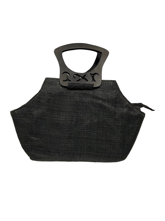 Borsa da passeggio in tessuto decorata con applicazioni di madreperla, perline e manici in legno lavorato. Chiusura a cerniera. Interno foderato con tasca. Dimensioni: cm 44 x 10 x 36 h (inclusi i manici). In negozio e online su tuttochic.live