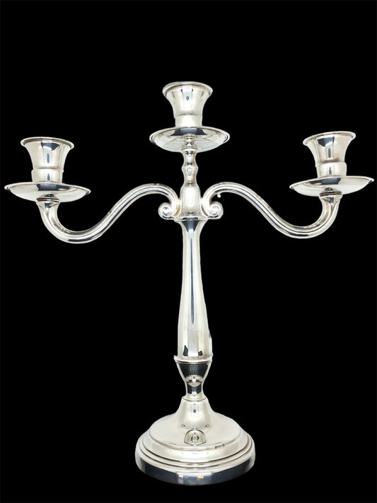 Candelabro a 3 fiamme in argento 800, stile inglese con piattini salvagoccia. Dimensioni: cm 34 x 34 h Peso: 461 gr. In negozio e online su tuttochic.live