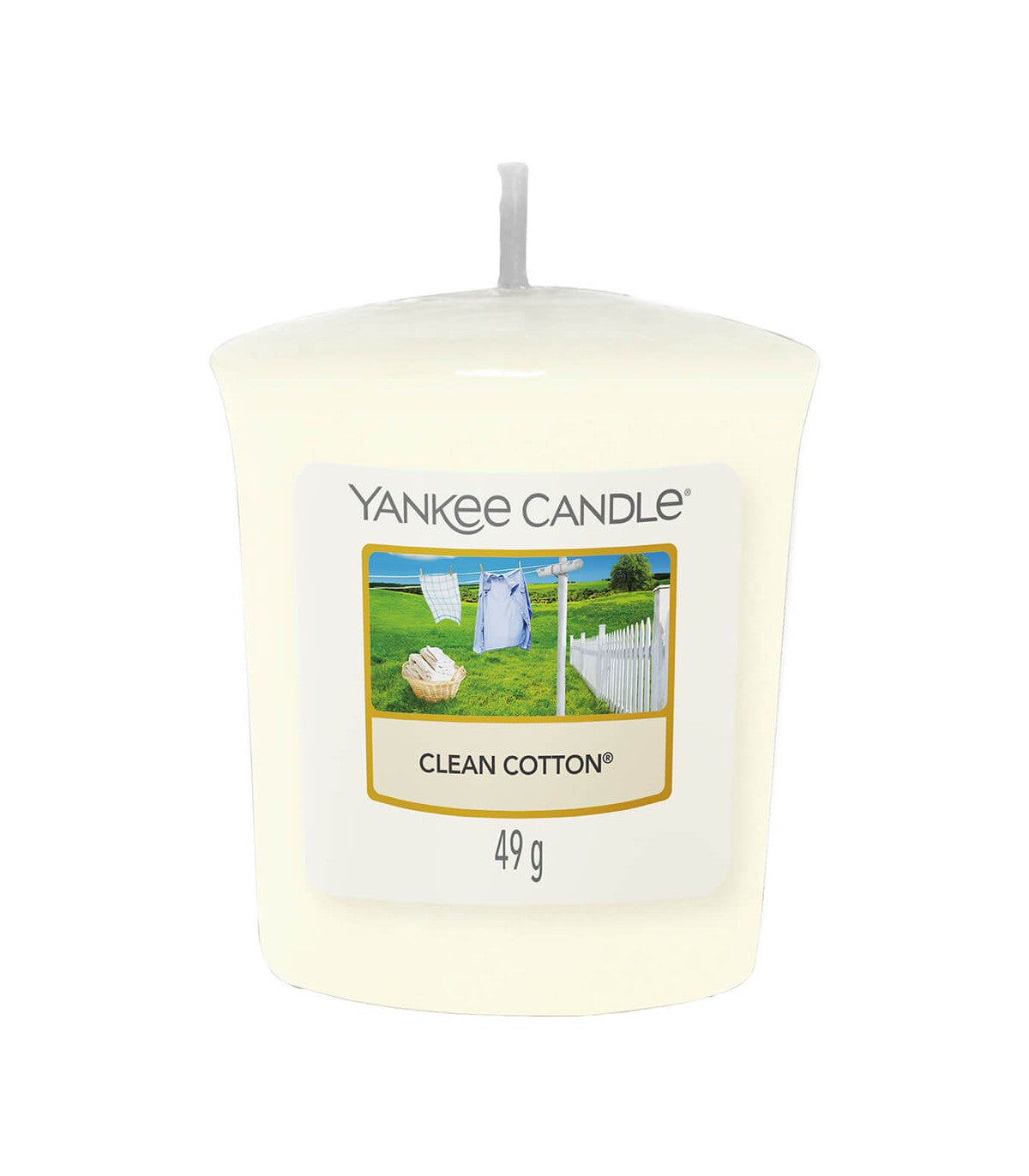 Informazioni sulla fragranza Clean Cotton. Una fragranza che evoca il profumo del cotone asciugato al sole, ispirata a note verdi, fiori bianchi, con un tocco di limone. Usate le vostre fragranze preferite in uno degli eleganti porta candela. Tempo di combustione: 15 ore circa. In negozio e online su tuttochic.live