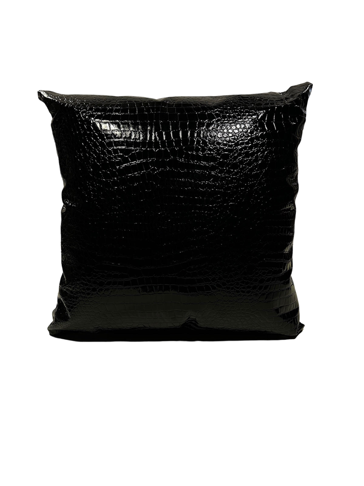 Cuscino in PVC semirigido con effetto pitonato di colore nero lucido. Interno removibile attraverso una cerniera. Dimensioni: cm 60 x 60. In negozio e online su tuttochic.live