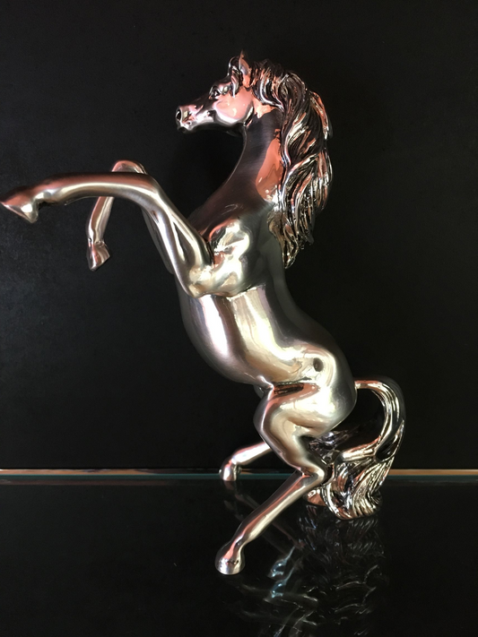 Cavallo rampante in resina argentata. Dimensioni : cm 12 x 6 x 16 h. Peso 189 gr Il prodotto va pulito con panno umido senza alcun prodotto chimico. In negozio e online su tuttochic.live
