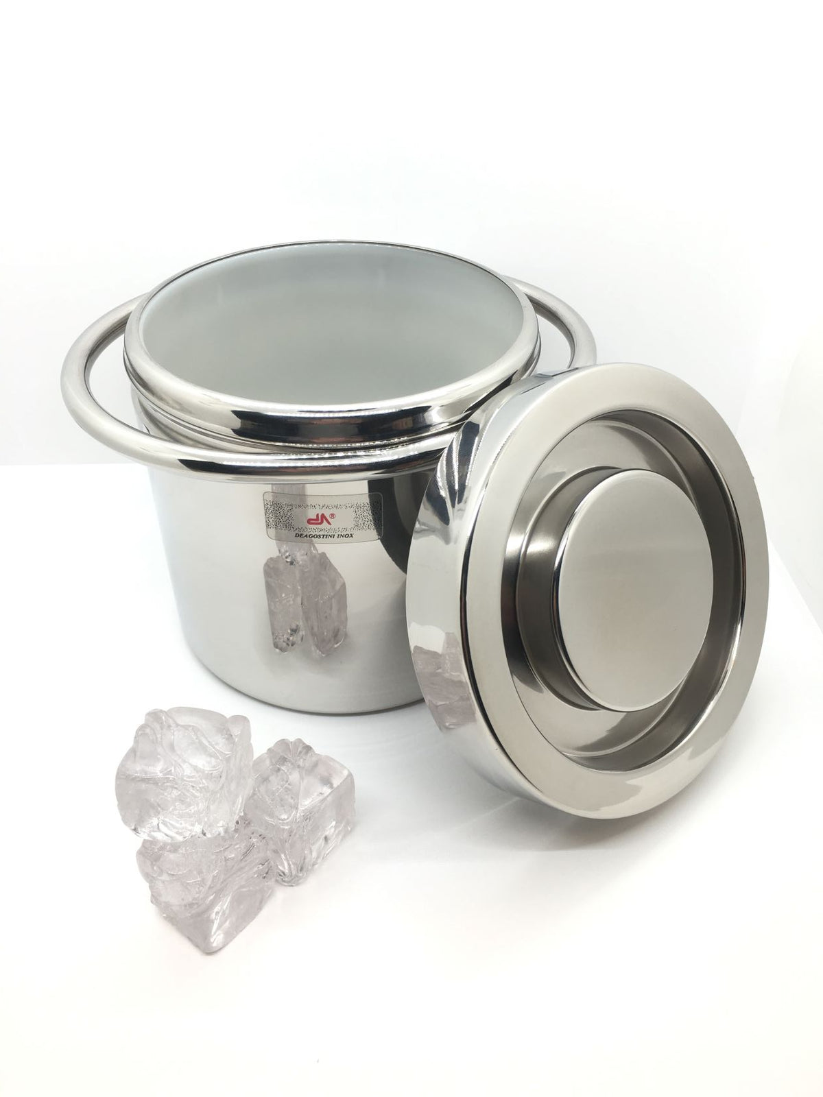 Cestello portaghiaccio termico con coperchio in acciaio inox 18/10. Grazie alla parete interna in plastica per alimenti isolante, garantisce una durata più lunga del ghiaccio. Dimensioni: cm Ø 15 x 15 h, ( cm 20 x 16 h ingombro massimo). In negozio e online su tutttochic.it