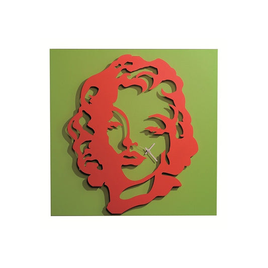 Orologio da parete in metallo di colore verde e rosso pomodoro raffigurante Marilyn Monroe. Dimensioni : cm. 59 x 59 x 6. In negozio e online su tuttochic.live
