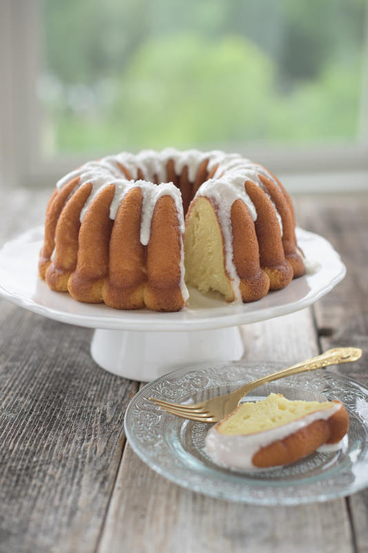 Stampo Bundt Elegant Party della serie Premier Gold Collection. Rivestimento interno antiaderente• Consigliabile il lavaggio a mano con un detergente delicato• Adatto al forno fino a 205°C• Made in USA. In negozio e online su tuttochic.live