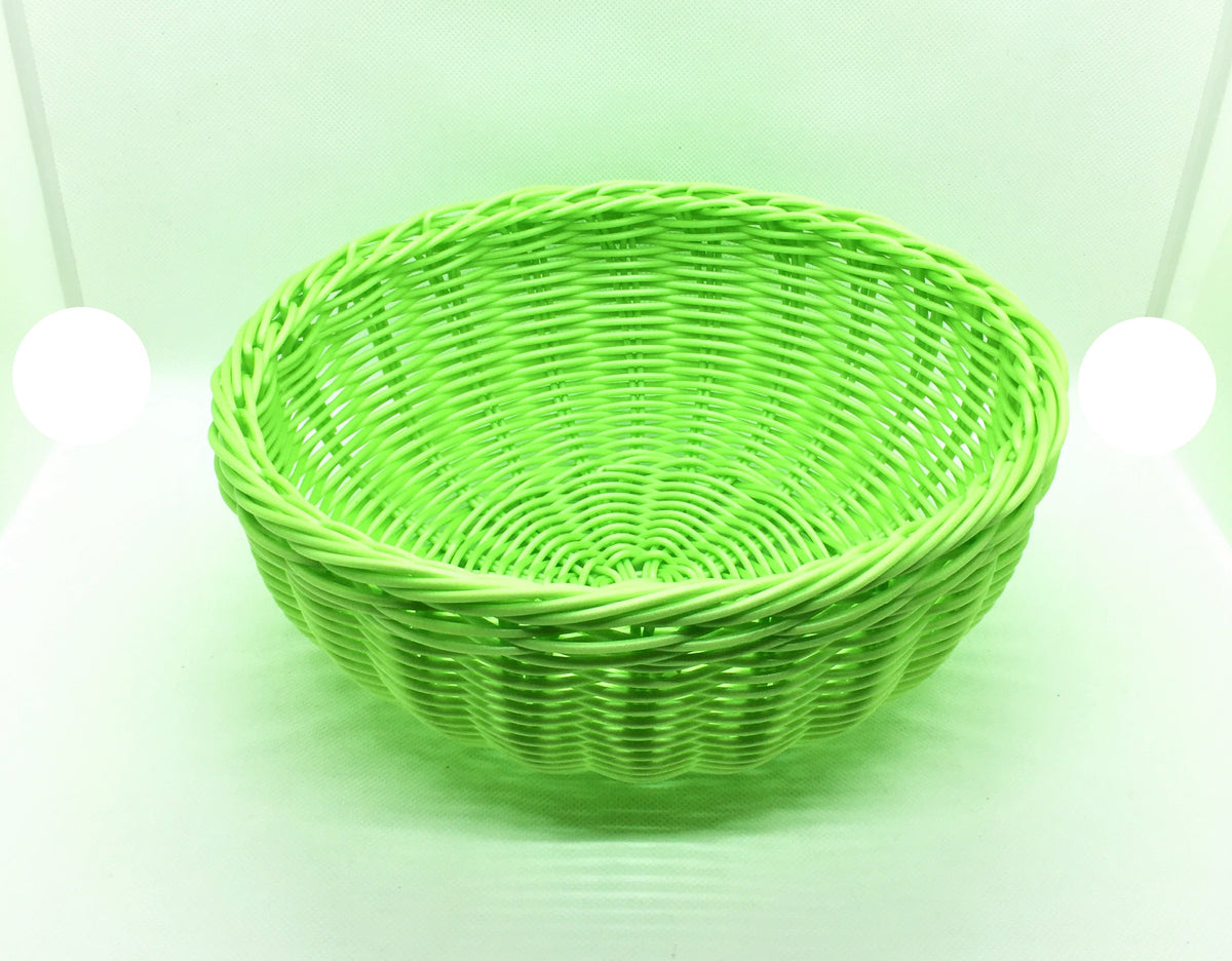 Cestino tondo in filo di plastica intrecciato di colore verde. Lavabile anche in lavastoviglie Dimensioni: diametro cm 23 x 10 h. In negozio e online su tuttochic.live
