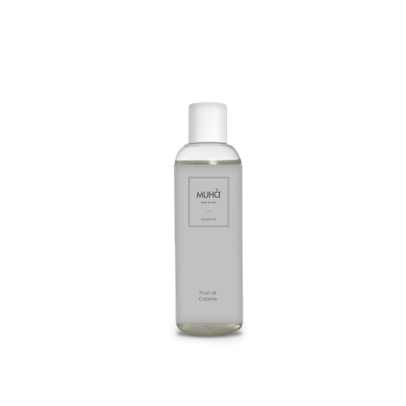 Ricarica per profumatore d'ambiente 200 ml. Info sulla fragranza FIORI DI COTONE Fragranza delicata e soave con note di bergamotto unite ad un cuore fiorito di mughetto, vaniglia, ylang ylang e rosa. Note di fondo con fave di tonka, vaniglia, ambra e sandalo. In negozio e online su tuttochic.live