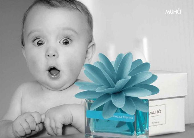 Profumatore d'ambiente con fiore in legno colorato, bottiglia in vetro rettangolare con 30 ml di fragranza. In negozio e online su tuttochic.live