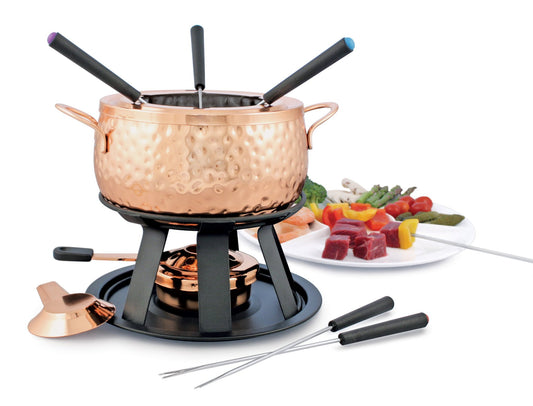 Il set da 11 pezzi include pentola per fonduta, paraschizzi, 6 forchette, bruciatore per fonduta e scheda di ricette. Pentola in acciaio inox 18/8 di spessore 0,8 mm, con apertura affusolata per mantenere il calore all'interno della pentola ed evitare fuoriuscite. In negozio e online su tuttochic.live