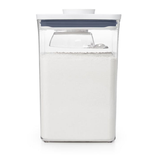 Cucchiaio ideale per misurare o porzionare ingredienti secchi come farina, zucchero, avena, riso, cereali, fagioli, granola e altro ancora. Posizionabile nella parte inferiore dei nuovi coperchi dei contenitori POP (esclusi contenitori mini). In negozio e online su tuttochic.live