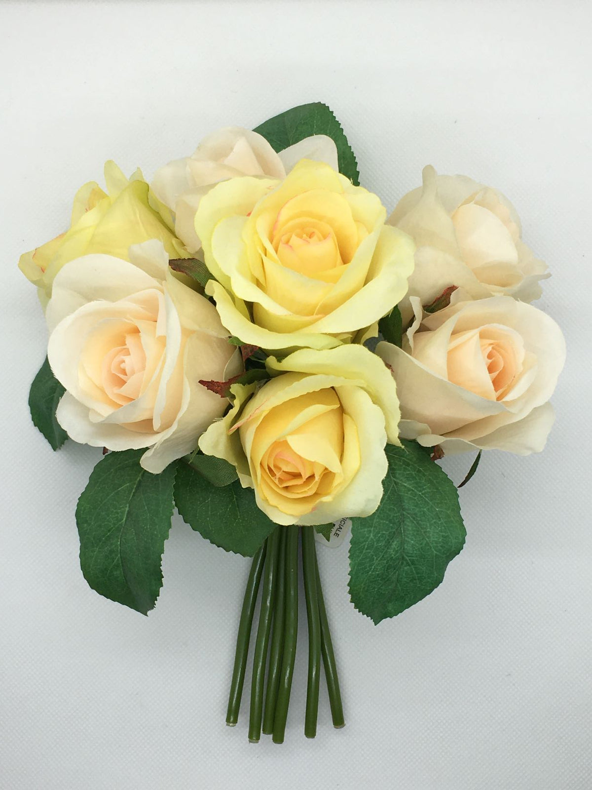Mazzo di 7 mini rose artificiali di colori assortiti. Dimensioni: cm 23 h. In negozio e online su tuttochic.live