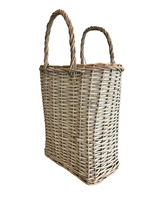 Cesto rettangolare in Rattan con 2 manici. Dimensioni: cm 40 x 27 x 68 h. In negozio e online su tuttochic.live