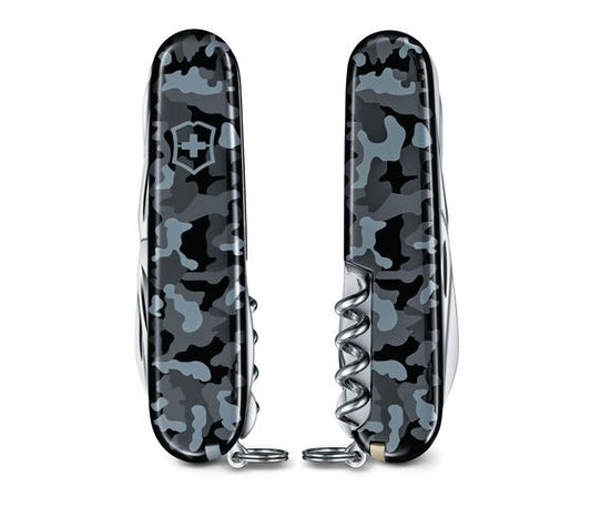 Multiuso Huntsman, con l’aggiunta delle forbici e del seghetto per legno, sei pronto a tagliare praticamente tutto. Quando è il momento di lasciare il computer e i sentieri conosciuti, sarai contento di avere in tasca Huntsman. In negozio e online su tuttochic.live