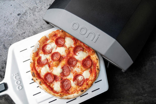 Forno portatile alimentato a gas, in grado di cucinare l’autentica pizza cotta su pietra in qualsiasi spazio all’aperto in soli 60 secondi. Accensione istantanea e controllo del calore regolabile. Dal design eccezionale, progettato per essere pratico e facile da utilizzare. In negozio e online su tuttochic.live