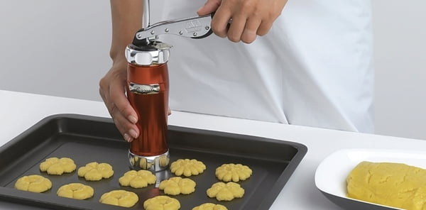 Biscuits è la pressa per fare i biscotti fatti in casa. Con pochi semplici gesti crei 20 diverse forme e 2 misure di biscotti, da decorare a piacere. Ti farà riscoprire il gusto, il profumo e la genuinità dei biscotti appena sfornati. Dimensioni: cm 12 × 6 × 21.5 h, colore blu. In negozio e online su tuttochic.live