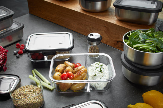 Contenitori per alimenti in vetro borosilicato MILO con coperchi in acciaio inossidabile a scatto, un divisorio integrato consente di conservare diversi alimenti separatamente l'uno dall'altro. Capacità 300 ml + 500 ml adatto per forno e microonde L 20,8 cm, P 15,6 cm, H 7,0 cm. in negozio e online su tutttochic.it