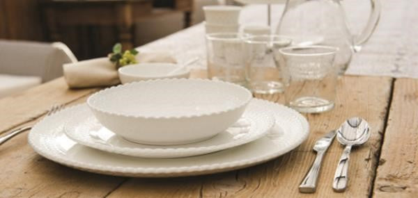 Set di 6 piatti fondi in porcellana lavorata di colore bianco. La linea Momenti, per dare un tocco di eleganza ad ogni apparecchiatura. Dimensioni: diametro cm 20, h 4,5 Utilizzabile in forno tradizionale Utilizzabile in forno a microonde Lavabile in lavastoviglie. In negozio e online su tuttochic.live