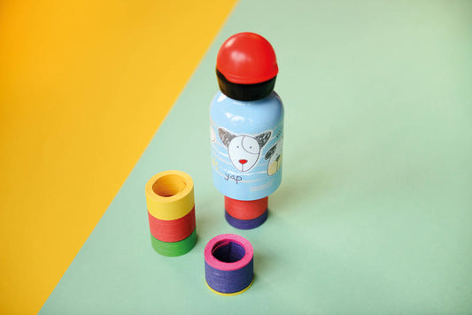 Bottiglia realizzata in alluminio, dispone di un rivestimento interno che mantiene inalterato il sapore e l'odore delle bevande. Tappo igienico e con chiusura a vite ermetica. In negozio e online su tuttochic.live
