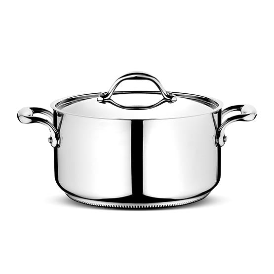 Casseruola cm 24 con coperchio, acciaio inox 18/10. Capacità: lt. 5,5 Accademia Lagofusion è la nuova linea Lagostina in acciaio inox pensata per gli amanti della cucina. Fonti di calore utilizzabili: GAS-PIASTRA ELETTRICA-VETROCERAMICA-INDUZIONE. 25 anni di garanzia. Made in Italy In negozio e online su tuttochic.live
