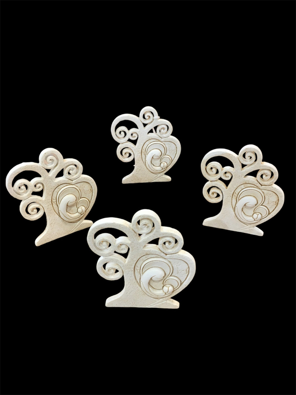 Set di 4 bomboniere quadretto Albero della Vita in resina decorata di colore beige "Madonna c/bimbo". Dimensioni singolo pezzo: cm 7 x 8 h. Confettata non inclusa. In negozio e online su tuttochic.live