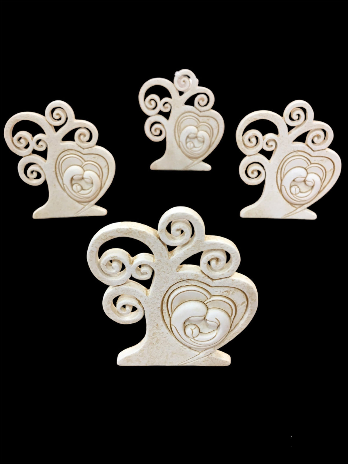 Set di 4 bomboniere quadretto Albero della Vita in resina decorata di colore beige "Sacra Famiglia". Dimensioni singolo pezzo: cm 7 x 8 h. Confettata non inclusa. In negozio e online su tuttochic.live