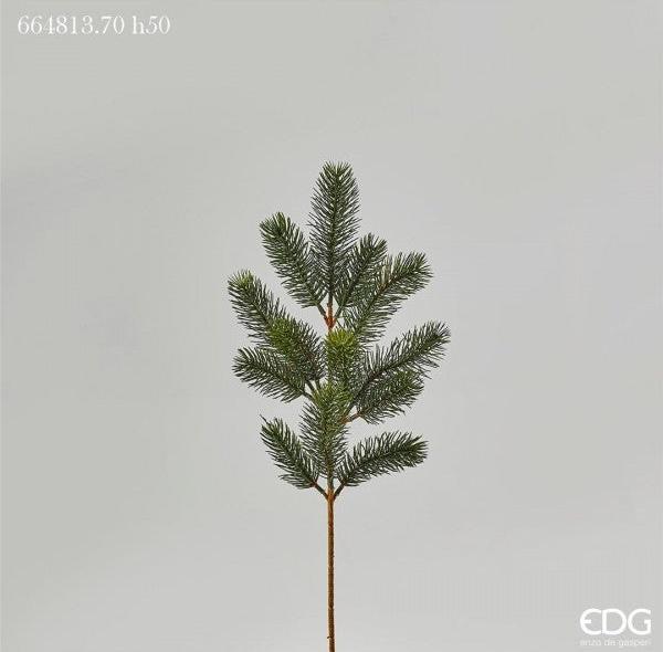 Ramo di pino composto da 13 rametti. Ideale per creare o arricchire composizioni di fiori invernali o natalizi. Dimensioni: altezza cm. 50. In negozio e online su tuttochic.live