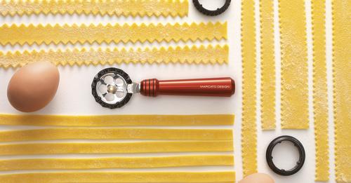 Il tagliapasta Marcato è perfetto per tagliare in modo creativo la sfoglia per pasta, dolci e biscotti, indipendentemente dallo spessore. PULIZIA Per pulire Pastawheel utilizzare un panno e un pennello. L’accessorio non è lavabile in lavastoviglie. Dimensioni: cm 2.2 × 4.4 × 15. In negozio e online su tuttochic.live