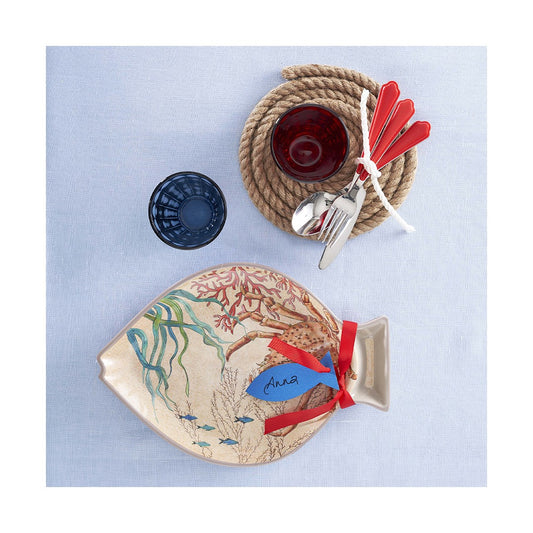 Set di 2 piatti a forma di pesce in melamina con decoro marino. La melamina, un materiale resistente, leggero, altamente igienico e di facile manutenzione. Dimensioni singolo piatto: cm 33 x 23 x h 2,4. Lavabile in lavastoviglie. Non Utilizzabile in microonde e in forno tradizionale. In negozio e online su tuttochic.live