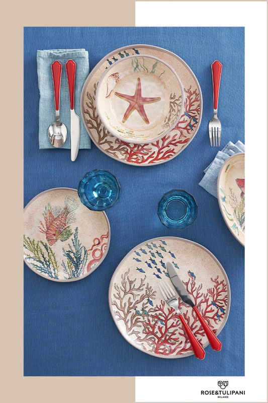 Set di 2 Piatti frutta in melamina con decoro marino. La melamina, un materiale resistente, leggero, altamente igienico e di facile manutenzione. Dimensioni singolo piatto: cm Ø 21 x h 2 Lavabile in lavastoviglie. Non Utilizzabile in microonde e in forno tradizionale. In negozio e online su tuttochic.live