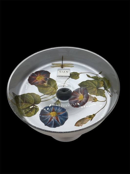 Alzata in vetro di colore argento con decorazione floreale. Dimensioni: Ø cm 18,5 x 15,5 h Decorata a mano in Italia, lavare a mano. In negozio e online su tuttochic.live