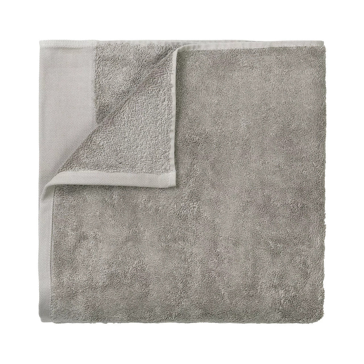 Naturale, delicato ed ecologico. Il telo da bagno RIVA soddisfa le più alte esigenze di coccole. Solo filati di cotone di alta qualità sono stati tessuti insieme durante la produzione. Con un bordo di rifinitura fine. Lavabile a 40 gradi. Dimensioni: cm 70 x 140 x 0,3. In negozio e online su tuttochic.live