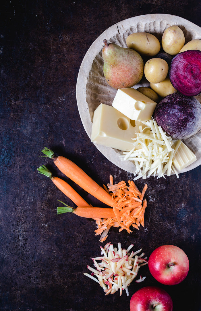 Grattugia Gourmet lama ultra spessa. L'affilatissima e foto-incisa lama ultra spessa permette di grattugiare in modo efficiente e senza fatica patate, mele, cavoli, zucchine, carote, cipolle, formaggi a pasta molle e a pasta dura, cioccolato e molti altri ingredienti. In negozio e online su tuttochic.live