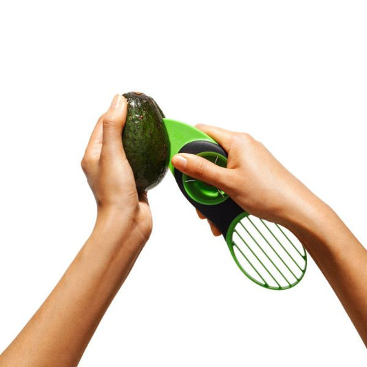 Strumento ideale per dividere, denocciolare e affettare l’avocado in maniera semplice ed efficace. Il pitter si attacca al nocciolo e lo rimuove con una semplice rotazione