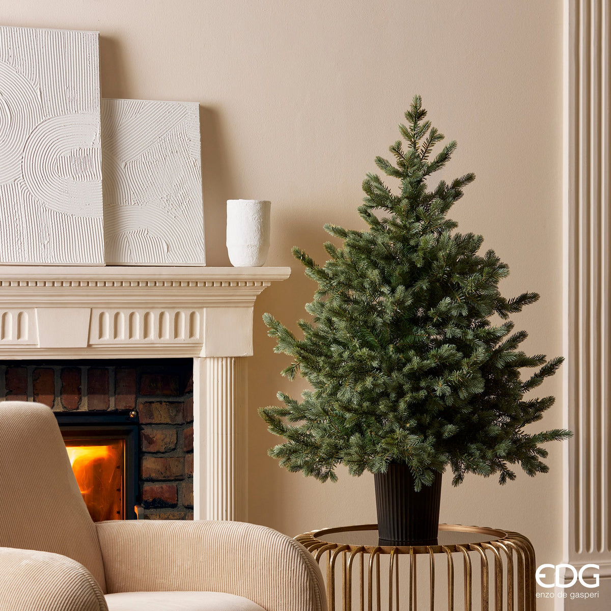 Alberi Verdi Enzo De Gasperi – Il Natale nella sua forma più elegante Classici, ma con un tocco inconfondibile di stile: gli alberi verdi della collezione Enzo De Gasperi portano in casa tutto il fascino del Natale più autentico.