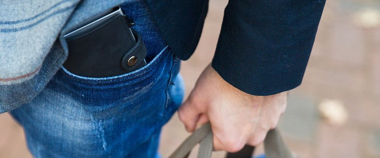 EaziCard è un porta carte sottile, con protezione da RFID, che ti consente di inserire facilmente fino a 6 carte. EaziCard mantiene le tue carte bancarie al sicuro