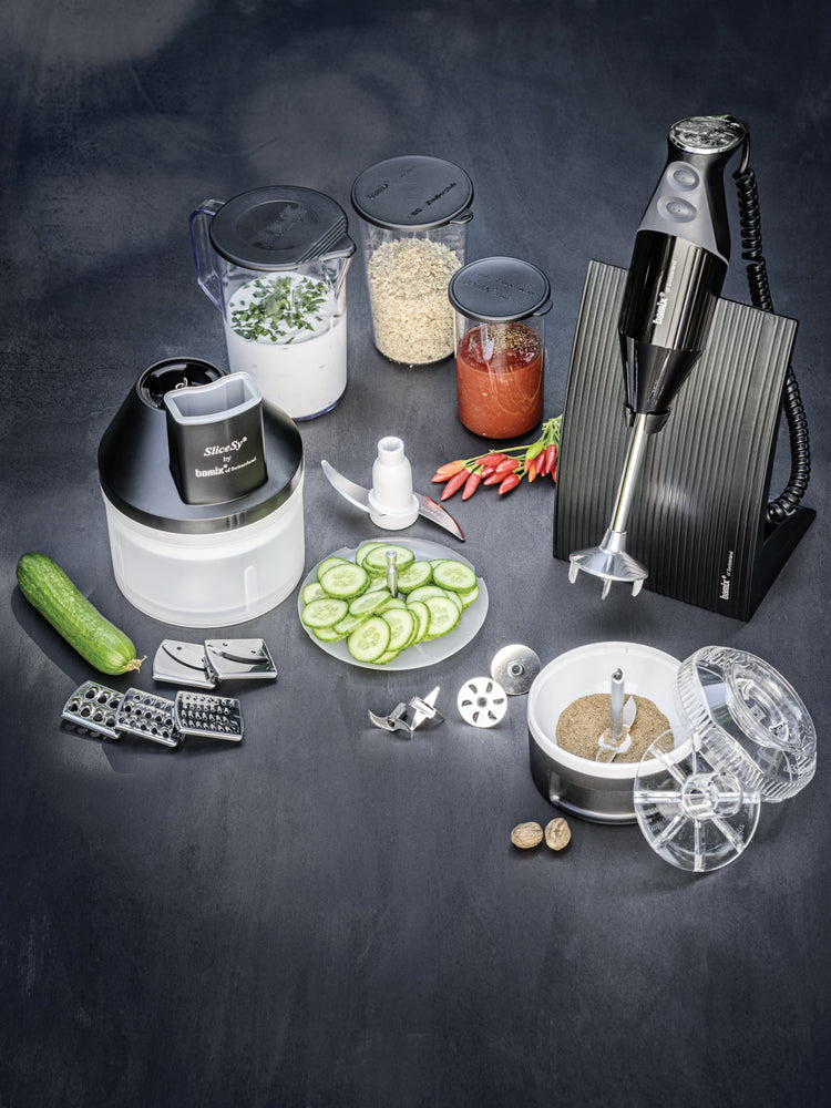 L'unico robot da cucina a immersione in grado di: sminuzzare, mixare, frullare, emulsionare, montare, impastare, tritare (anche il ghiaccio) in meno di un minuto... Disponibili sul negozio online di Tutto Chic