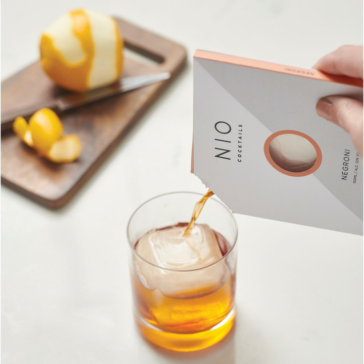 NIO Cocktails offre il modo più semplice, comodo e conviviale per bere un cocktail di alta qualità. Quando è ora di divertirsi, scuoti semplicemente la confezione, apri e versa sul ghiaccio. Veramente semplice.