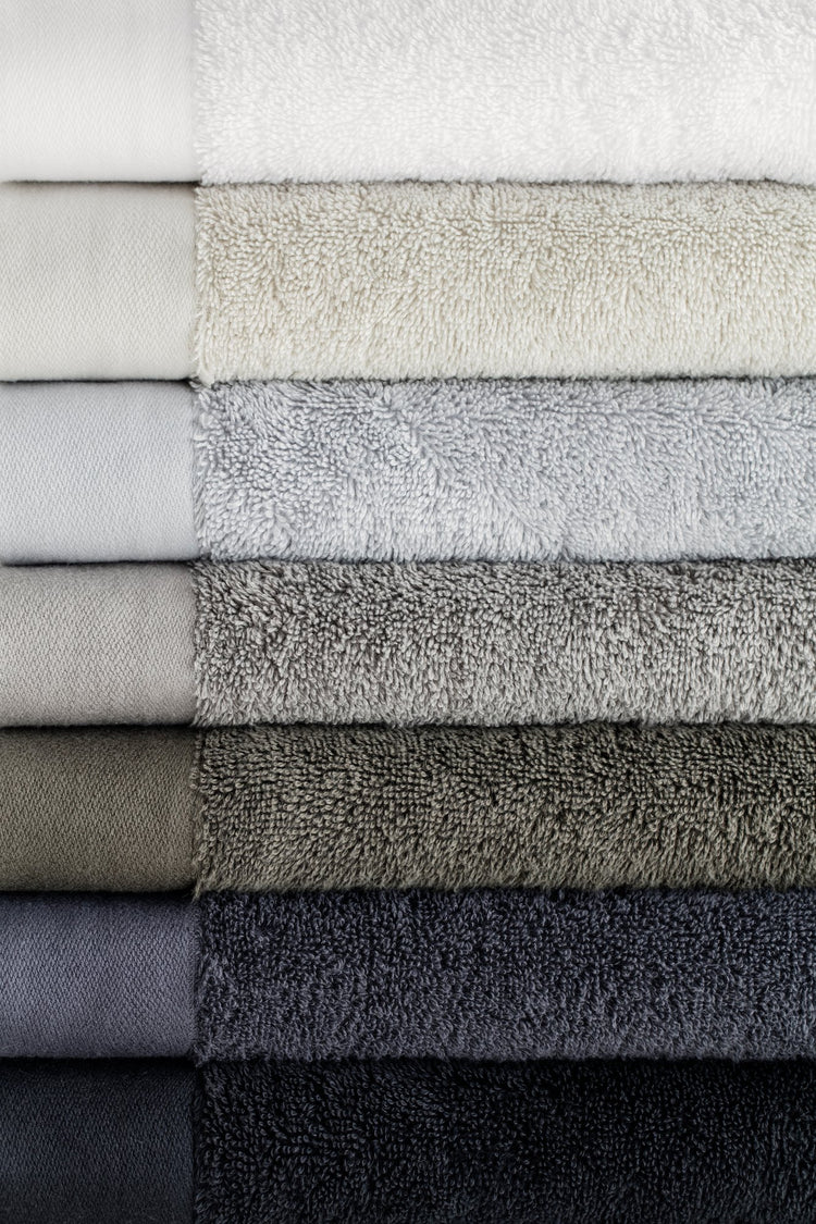 L'invenzione dell'asciugamano è legata alla città turca Bursa, che è ancora nota per la produzione degli asciugamani turchi. Gli asciugamani rendono il bagno più bello, elegante, colorato... In negozio e online su tuttochic.live
