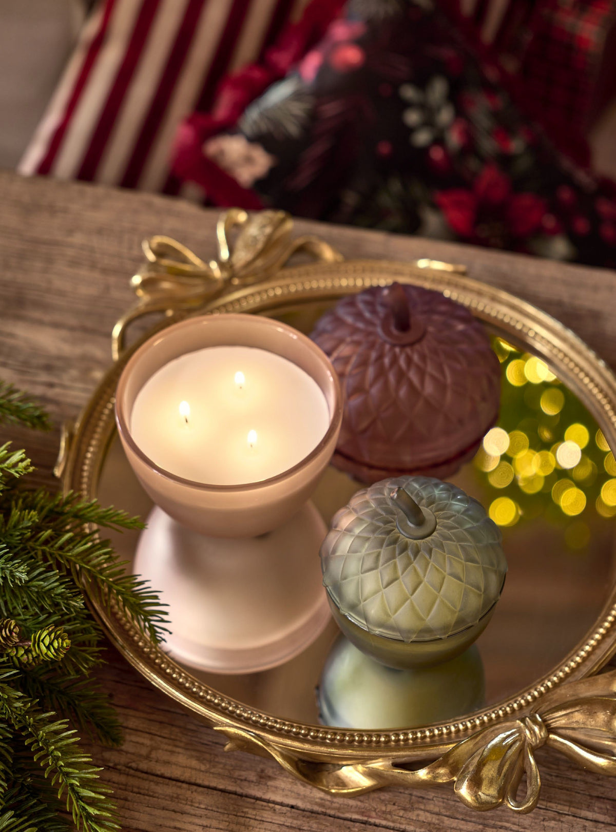 Sperimentate la gioia del Natale col suo profumo. Alberi di Natale scintillanti che profumano l'aria con dolci note, l'aroma di dolcetti appena sfornati che spinge i bambini a correre in cucina. trova la candela giusta per te su tuttochic.live