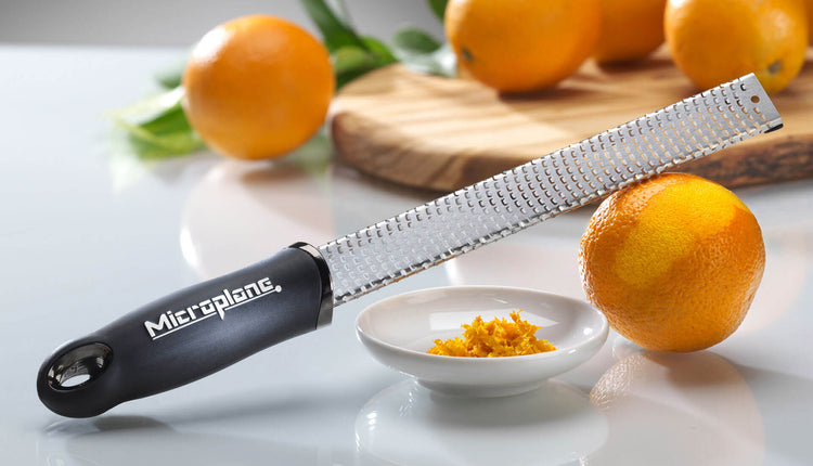 Dopo 50 anni, Microplane® è ora la grattugia preferita dagli chef professionisti e dagli appassionati di cucina di tutto il mondo. In negozio e online su tuttochic.live