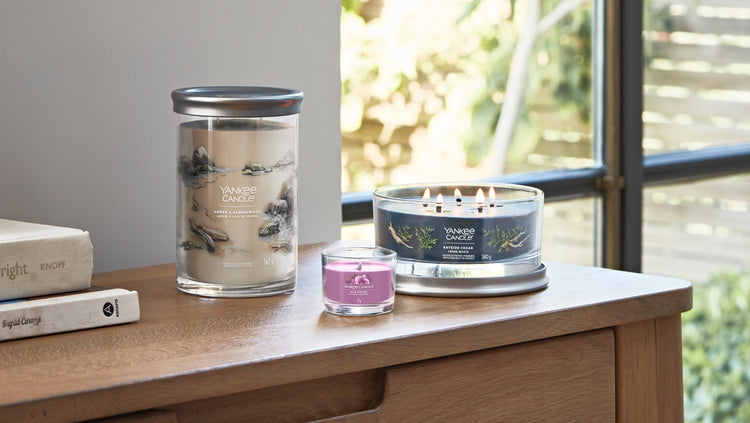 Le Tumbler racchiuse in un elegante contenitore in vetro presentano un coperchio di latta satinato che si adatta alla perfezione alla base rendendolo un perfetto sottocandela. Realizzate con stoppini e cera di qualità. In negozio e online su tuttochic.live