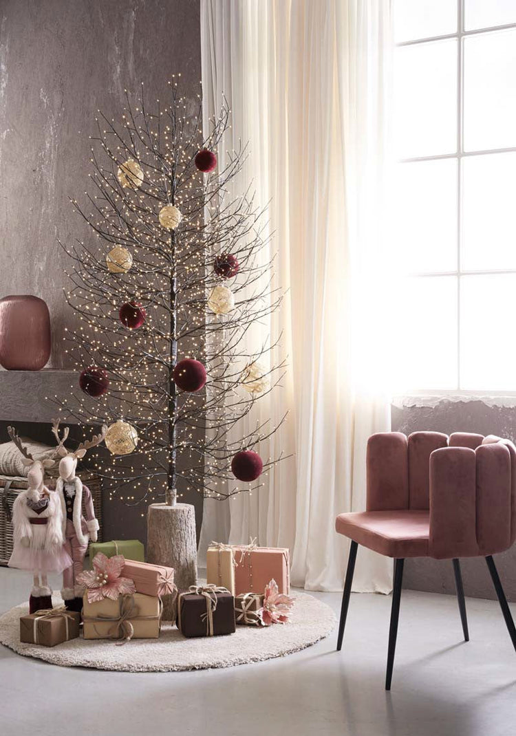 Alberi di Design Enzo De Gasperi Realizzati in metallo, con forme geometriche ispirate a faggi stilizzati o coni essenziali, questi alberi si trasformano in elementi decorativi di forte impatto visivo. In negozio e online su tuttochic.live