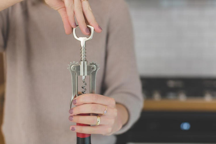 Accessori per gli appassionati del vino e non solo. Scopri la nostra selezione di prodotti per te o per fare un regalo. Vendita online. Tutto Chic 