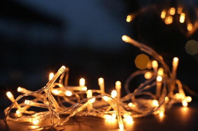 Luci di Natale: fili microLED, stelle e renne luminose per un’atmosfera magica e raffinata.