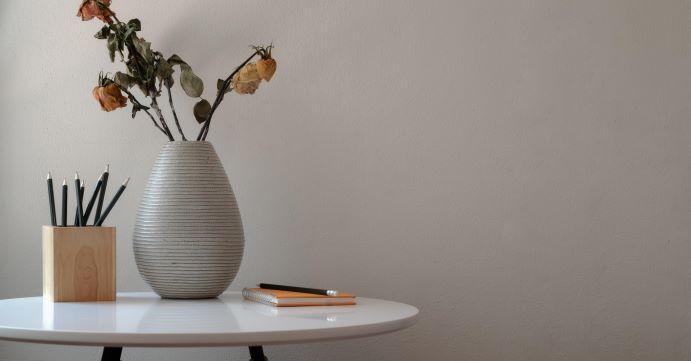 Sinuose forme e ricercate decorazioni danno eleganza alle varie lavorazioni. Dall'antica tradizione artigianale nascono vasi, tavolini e complementi destinati a diventare sculture con forme sinuose e ondeggianti. In negozio e on line su tuttochic.live