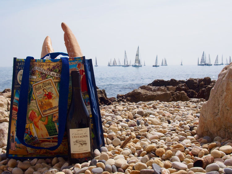 La borsa termica è utile contenitore per affrontare lunghi viaggi e organizzare gite fuori porta, in campeggio o in auto per portare con sé cibo e bevande mantenendo la temperatura degli alimenti costante ed evitare che possano rovinarsi. su tuttochic.live