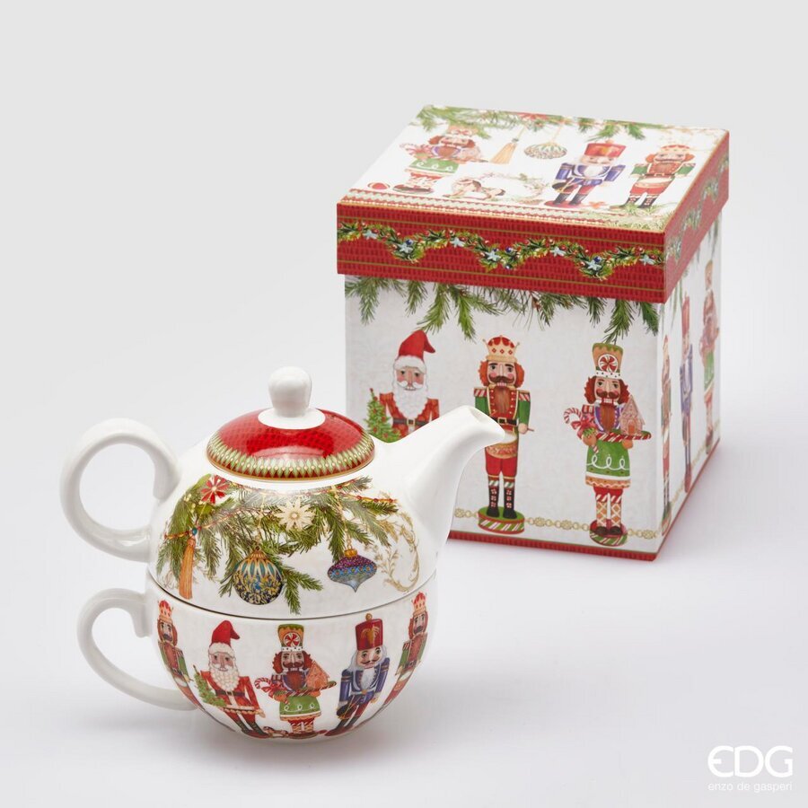 Tazza con teiera e coperchio in porcellana con decoro raffigurante Soldatini Schiaccianoci, completa di astuccio in cartone che riporta il decoro della tazza. Capacità: 490+320 ml Uso alimentare - Utilizzabile in lavastoviglie e microonde. In negozio e online su tuttochic.live