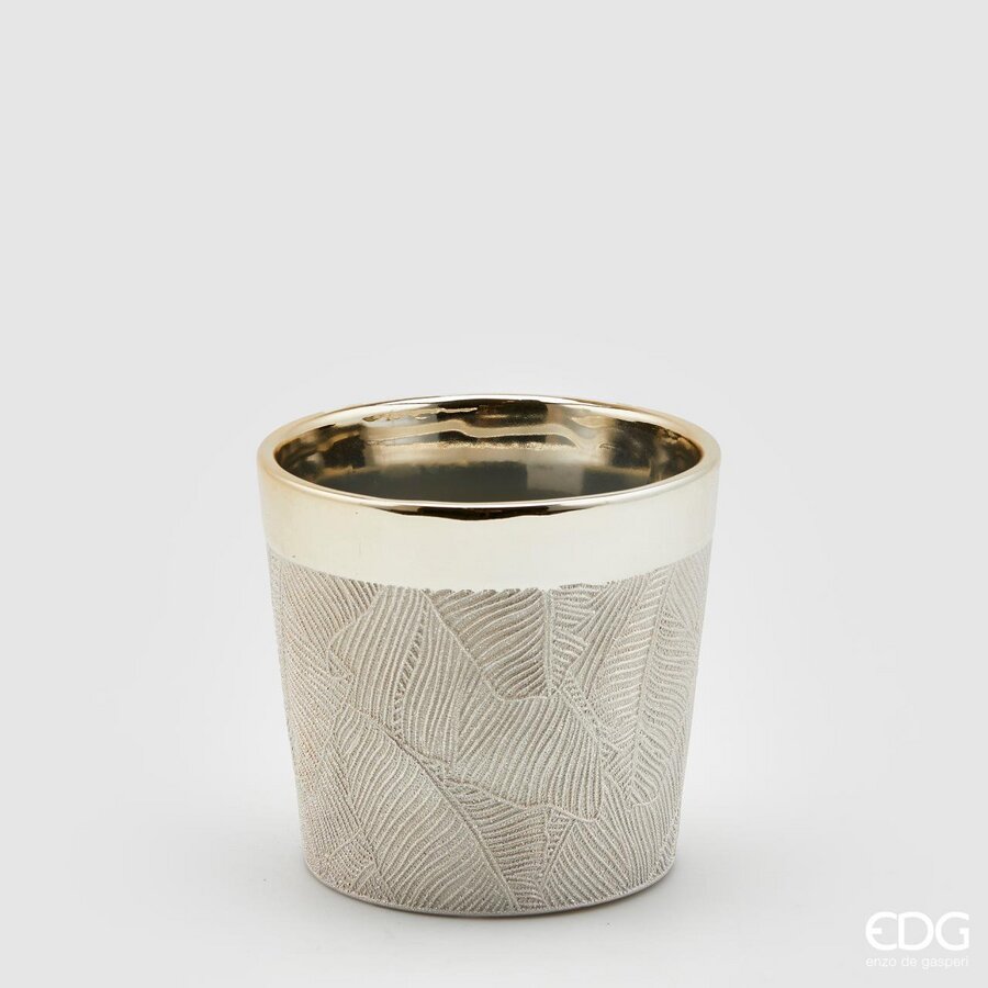 Vaso in ceramica color oro con decoro inciso raffigurante foglie. Ideale anche come portacandela e coprivaso. Dimensioni: altezza cm 13, Ø cm 13,5. In negozio e online su tuttochic.live