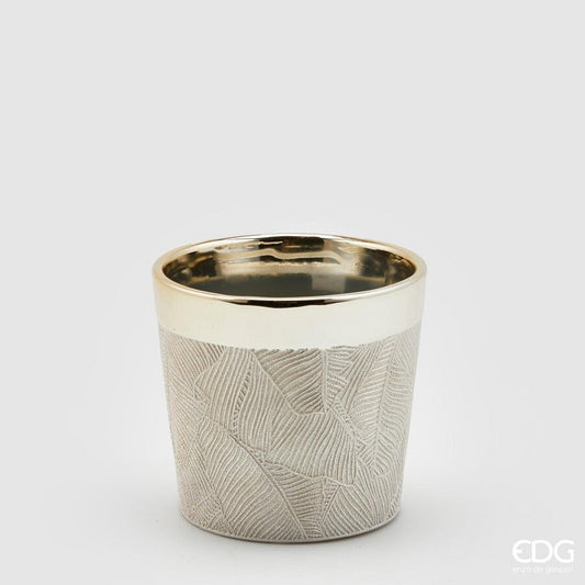 Vaso in ceramica color oro con decoro inciso raffigurante foglie. Ideale anche come portacandela e coprivaso. Dimensioni: altezza cm 13, Ø cm 13,5. In negozio e online su tuttochic.live