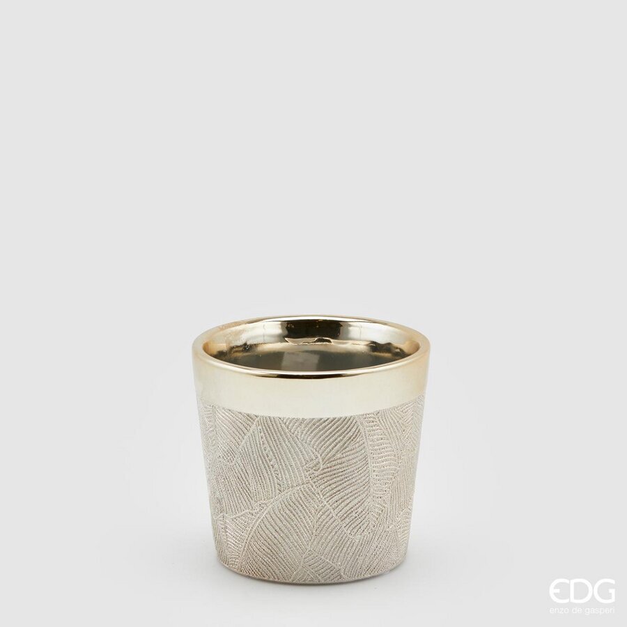 Vaso in ceramica color oro con decoro inciso raffigurante foglie. Ideale anche come portacandela e coprivaso. Dimensioni: altezza cm 11, Ø cm 11,5. In negozio e online su tuttochic.live